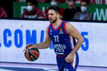 El despertar del Anadolu Efes, que comenzó dubitativo la temporada (7-8) y ha logrado acabar tercero tras un gran sprint final, ha coincidido con el pase al frente del base serbio. Micic es uno de los directores de juego más codiciados en el Viejo Continente (Madrid, CSKA, Fenerbahçe... se han interesado por él), pero su futuro parece estar en el Efes... o en la NBA. A sus 27 años, esta temporada ha batido su récord de puntos (37), de rebotes (8), de asistencias (13), de robos (5), de valoración (44)… En resumen, un curso para enmarcar. 