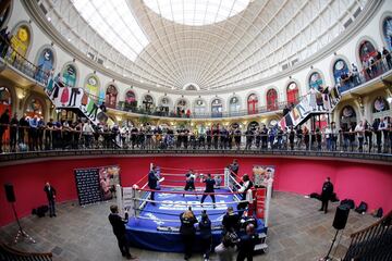 Josh Warrington vivió un combate especial el 12 de octubre. Defendía el Mundial FIB del peso pluma ante el francés Takoucht. Lo hizo en su ciudad, Leeds. El inglés quería un lleno, por lo que para promocionar el duelo realizó un entrenamiento público en el Leeds Corn Exchange, que ahora es un centro comercial y fue construido en 1863.