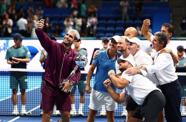 Carlos Alcaraz se hace un autorretrato con su equipo. 