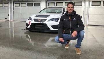 Mikel Azcona posa con el Cupra con el que disputar&aacute; el WTCR.