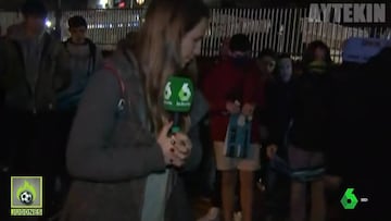 Reportera es rodeada de heces a las afueras del Camp Nou