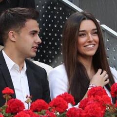 Reguilón presenta en el tenis a su novia youtuber
