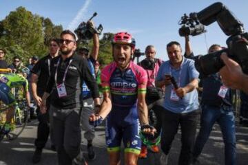 El ciclista italiano Diego Ulissi del equipo Lampre Merida celebra su victoria tras cruzar la meta de la cuarta etapa del Giro de Italia.