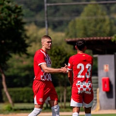 El pichichi Dobvyk empieza como un tiro