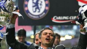 <b>NO VOLVERÁ. </b>Mourinho celebra una Carling con el Chelsea.