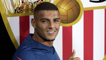 Diego Carlos, central del Sevilla, ayer en Budapest.