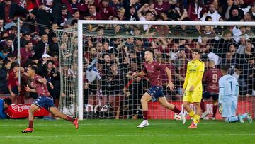 Los jugadores del Pontevedra celebran el gol que les ha servido para eliminar al Villarreal durante el encuentro correspondiente a la segunda ronda de la Copa del Rey que han disputado este miércoles en el Estadio Municipal de Pasarón, en Pontevedra.