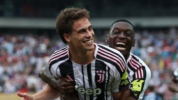 Yildiz celebra uno de sus goles al Wydad con Kolo Muani.