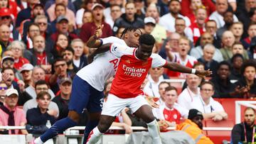 Soccer Football - Premier League - Arsenal v Tottenham Hotspur - Emirates Stadium, London, Britain - September 24, 2023 Tottenham Hotspur's Destiny Udogie in action with Arsenal's Bukayo Saka Action Images via Reuters/Matthew Childs NO USE WITH UNAUTHORIZED AUDIO, VIDEO, DATA, FIXTURE LISTS, CLUB/LEAGUE LOGOS OR 'LIVE' SERVICES. ONLINE IN-MATCH USE LIMITED TO 45 IMAGES, NO VIDEO EMULATION. NO USE IN BETTING, GAMES OR SINGLE CLUB/LEAGUE/PLAYER PUBLICATIONS.