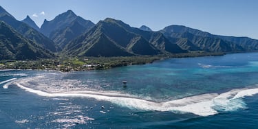 Los Juegos Olímpicos también se disputarán a 18.766 kilómetros de distancia de París. El surf tendrá lugar en Teahupo'o, un pueblo en la costa suroeste de Tahití, isla de la Polinesia Francesa. El paraje, bellísimo y paradisíaco, ofrecerá algunas de las olas más famosas del mundo, siendo un lugar de referencia para la disciplina. En el momento en el que se anunció la sede, la organización de París 2024 señaló el objetivo de "extender los Juegos por toda Francia e involucrar a los territorios franceses de ultramar y a todas sus comunidades en los Juegos Olímpicos". 

