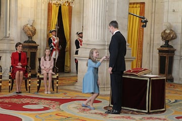 La Princesa Leonor y el Rey durante el acto en el que recibió el Collar de la insigne Orden del Toisón de Oro, el 30 de enero de 2018, en Mallorca (España). 