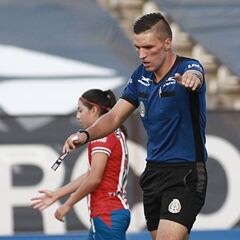 Árbitro de Liga MX Femenil pita inicio de partido sin balón