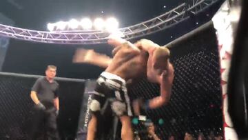 Terrible: le parte el brazo con una dura llave y se 'pavonea'