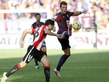 Sergi Enrich lucha un balón con Xabier Etxeita.