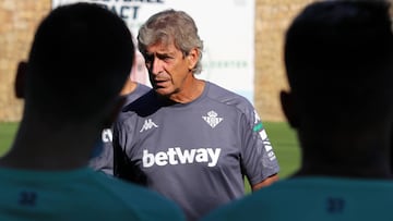 Pellegrini, en un entrenamiento del Betis. 