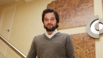 <b>UNA VISITA DE LUJO. </b>Abdullah Ghubn posa para AS en el edificio del Grupo PRISA en Málaga, donde se encuentra la redacción de este diario.