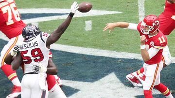 HOUSTON, TX - SEPTEMBER 13: Whitney Mercilus #59 of the Houston Texans knocks down Alex Smith #11 of the Kansas City Chiefs pass in the first quarter in a NFL game on September 13, 2015 at NRG Stadium in Houston, Texas. Thomas B. Shea/Getty Images/AFP
== FOR NEWSPAPERS, INTERNET, TELCOS & TELEVISION USE ONLY ==