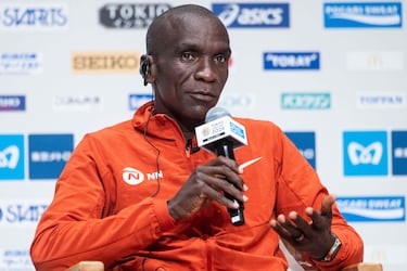 Kipchoge ‘se moja’ entre Messi y Cristiano