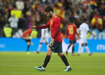 Waston le hizo una dura entrada a Isco. El jugador español pidió el cambio.