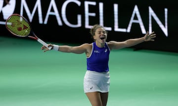 Tennis - Billie Jean King Cup Finals - Final - Italy v Slovakia - Palacio de Deportes Jose Maria Martin Carpena Arena, Malaga, Spain - November 20, 2024 Italy Jasmine Paolini celebrates winning the Billie Jean King Cup REUTERS/Jon Nazca