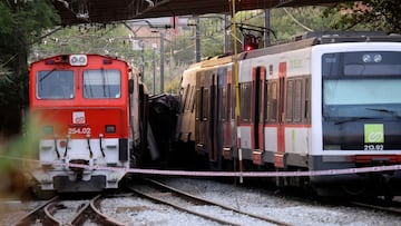 A commuter train and a goods train are pictured after they collided, in Sant Boi de Llobregat, on the outskirts of Barcelona, Spain May 16, 2022. REUTERS/Nacho Doce