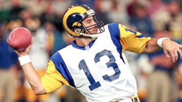 How does the NFL free agent signings procedure work?