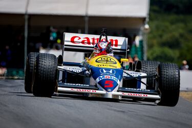 Nigel Mansell, al volante del Williams-Renault FW14B. Este coche de Fórmula 1 compitió en la temporada de 1992 y ganó 10 de las 16 carreras del campeonato llevándose el título de constructores y el de pilotos por el propio Mansell. 