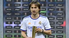 Modric posa con el trofeo de MVP de la final de la Supercopa.