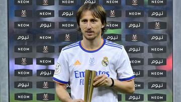 Modric posa con el trofeo de MVP de la final de la Supercopa.