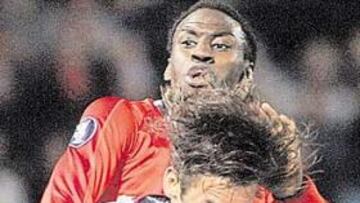 <b>PELEA. </b>Javi Navarro intenta despejar ante el francés Moussilou.