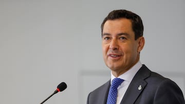 El presidente de la Junta de Andaluc¨ªa, Juanma Moreno, durante la visita a las nuevas instalaciones de ROVI junto al presidente de los laboratorios farmac¨¦uticos de Rovi, Juan L¨®pez-Belmonte a d¨ªa 21 de octubre de 2022 en Esc¨²zar, Granada (Andaluc¨ªa, Espa?a). La farmac¨¦utica ROVI ha instalado en Granada una planta para la fabricaci¨®n de sus productos.
21 OCTUBRE 2022
?lex C¨¢mara / Europa Press
21/10/2022