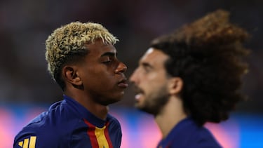 FOTODELDÍA - SOFIA (Bulgaria), 04/09/2025.- Los jugadores de la selección española Lamine Yamal (i) y Marc Cucurella (d), durante el calentamiento previo al partido de clasificación para la Copa del Mundo que disputan Bulgaria y España en Sofia, Bulgaria. EFE/VASSIL DONEV