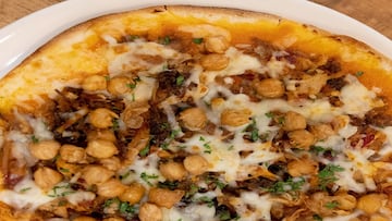 Así es la novedosa pizza de ropa vieja del restaurante con 155 años de historia