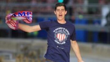 El portero belga del Atl&eacute;tico de Madrid Thibaut Courtois celebra esta noche en la madrile&ntilde;a plaza de Neptuno, junto a sus compa&ntilde;eros y miles de aficionados, el t&iacute;tulo de La Liga que lograron ayer tras vencer al FC Barcelona. 