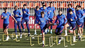 Los futbolistas del Atl&eacute;tico, con Griezmann en primera fila, hacen un ejercicio con vallas en el Cerro del Espino.