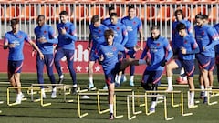 Los futbolistas del Atl&eacute;tico, con Griezmann en primera fila, hacen un ejercicio con vallas en el Cerro del Espino.