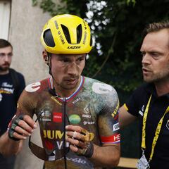 Día aciago para el Jumbo... y Roglic, con el hombro dislocado