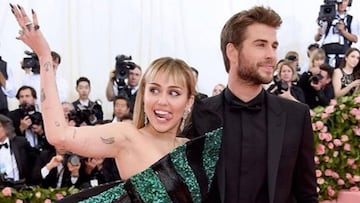 La cantante Miley Cyrus y el actor Liam Hemsworth en una alfombra roja.