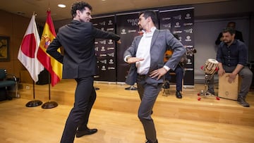 Javier Fernández y Antonio Najarro bailan flamenco durante la presentación del show 'Flamenco on Ice'.
