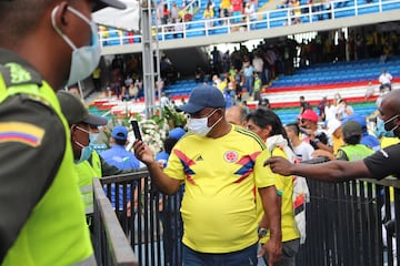 Cientos de seguidores de Freddy Rincón acudieron al Pascual Guerrero para despedir y homenajear al Coloso de Buenaventura.