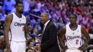 El entrenador de los Clippers Doc Rivers se dirige a su jugador DeAndre Jordan junto a su compa&ntilde;ero Darren Collison.