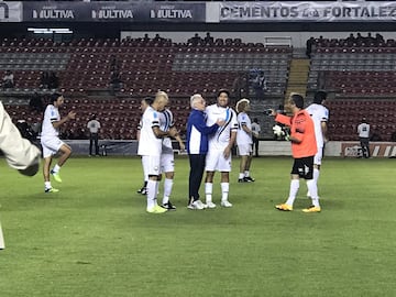 El Estadio Corregidora reunió a grandes ex Estrellas de América y de Europa, por ello te presentamos las mejores imágenes que dejó este duelo.