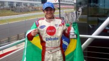 Pietro celebra con la bandera brasileña su primer triunfo europeo con el monoplaza patrocinado por las empresas de Slim.