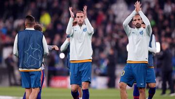 God&iacute;n, Juanfran y el resto de futbolistas del Atl&eacute;tico aplauden a la afici&oacute;n tras el partido contra la Juventus.