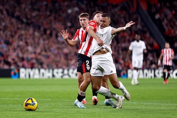 Tras revisar la jugada en el VAR, el árbitro del partido, Sánchez Martínez, no vio penalti en la acción entre Andoni Gorosabel y Kylian Mbappé en área del Athletic.