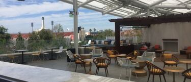 El Sunset Deck del estadio Banc of California cuenta con mesas de Ping Pong, una terraza e incluso una fuente de agua, así como una chimenea y revestimientos tipo cabaña con asientos y mesas especiales.