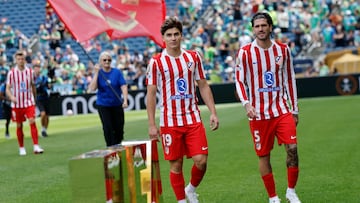 SEATTLE (United States), 19/06/2025.- Atletico Madrid's Julian Alvarez (L) and Rodrigo De Paul (R) during the team introduction at the FIFA Club World Cup 2025 Group B match between Seattle Sounders and Atletico Madrid at Lumen Field in Seattle, Washington, USA, 19 June 2025. (Mundial de F¨²tbol) EFE/EPA/JOHN G. MABANGLO