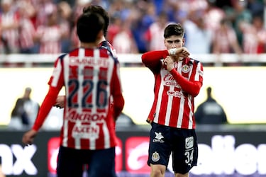 De la mano de Hormiga, Chivas viene de atrás y empata 2-2