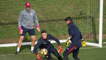 Imanol observa a Kepa, con Herrerín.