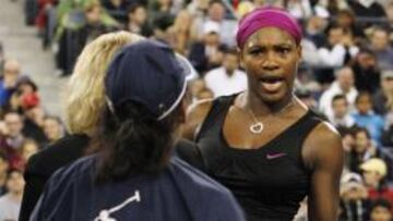 Serena Williams amenaza a una juez de línea y acaba descalificada
